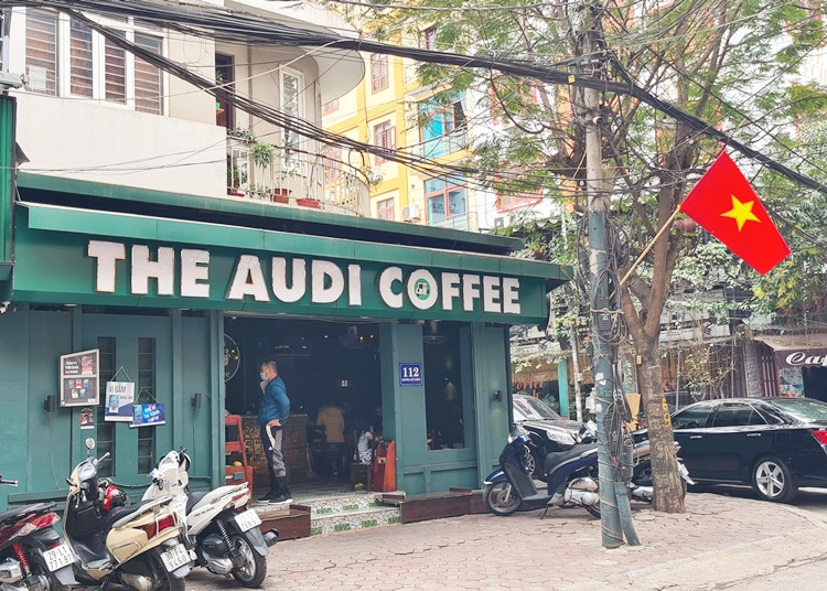 Một quán cà phê khác nằm trên đường Mỹ Đình (gần bến xe Mỹ Đình) rất đông đúc, náo nhiệt.