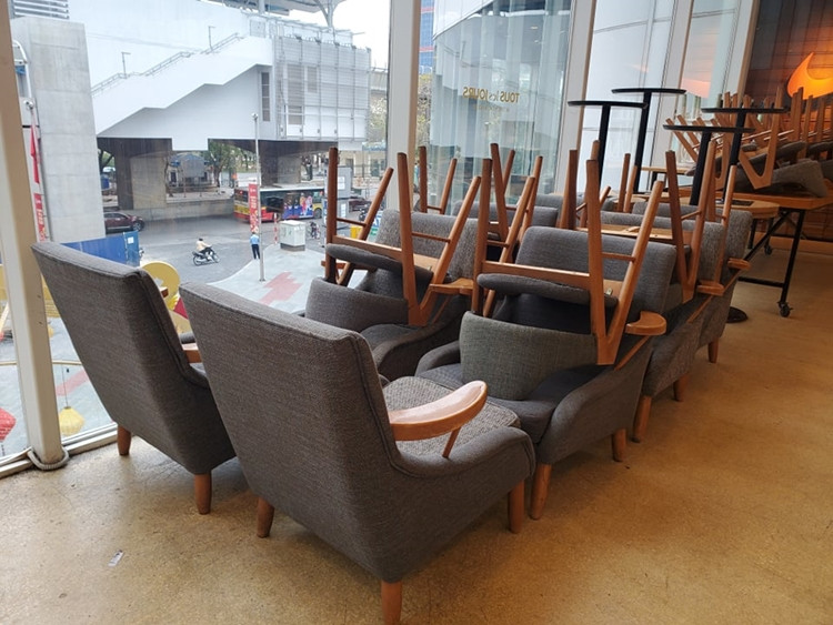 Hàng quán nhiều nơi chưa kịp khai xuân, vừa mở hàng đã phải đóng cửa theo yêu cầu của UBND TP Hà Nội về phòng chống dịch COVID-19