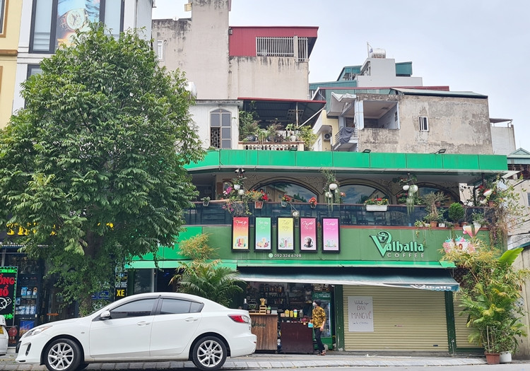 Dù ở ngoài cửa dán thông báo “bán mang về”, nhưng quán nước này vẫn cho khách lên tầng 2 ngồi tụm nhóm thoải mái, cười nói rôm rả. (Ảnh chụp trên phố Khúc Thừa Dụ).