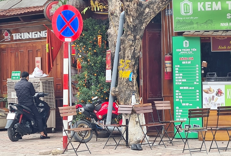 Quán cà phê này còn thản nhiên bày biện bàn ghế lấn chiếm vỉa hè.