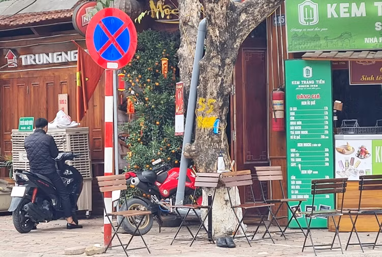 Quán cà phê này còn thản nhiên bày biện bàn ghế lấn chiếm vỉa hè.