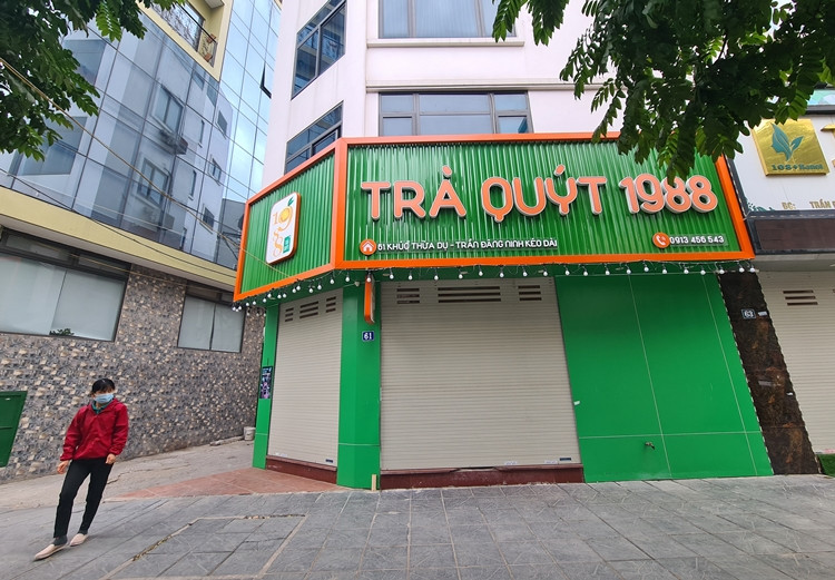 Quán nước nằm trên phố Khúc Thừa Dụ cũng đóng cửa, then cài.