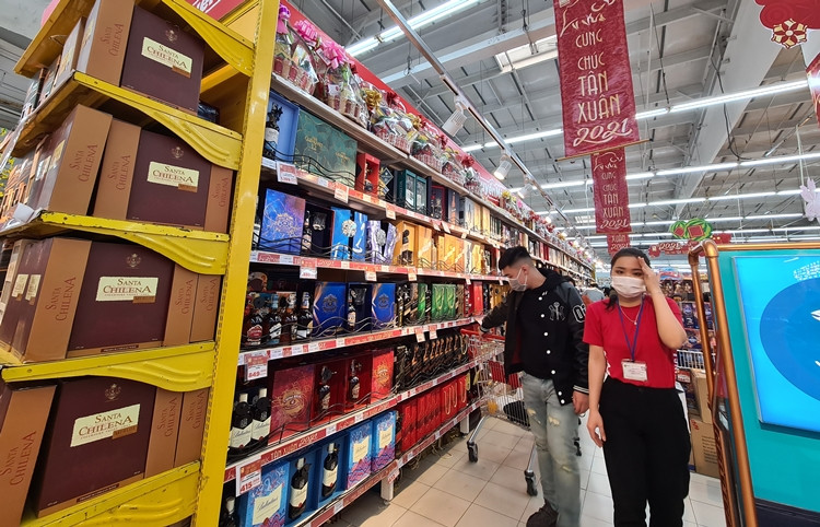 Kệ hàng rượu đa dạng sản phẩm đặc trưng dịp Tết này.