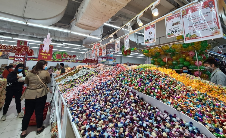 Các khách hàng đến siêu thị mua sắm đồ Tết đều tuân thủ việc đeo khẩu trang phòng, chống dịch bệnh COVID-19.