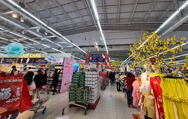 Ghi nhận của PV Kiến Thức chiều tối 5/2 (tức 24 tháng Chạp), bên trong một siêu thị lớn nằm trên đường Trần Duy Hưng (Hà Nội) các mặt hàng bánh kẹo, mứt, rượu, đồ hạt Tết,… được bày bán khá dồi dào.