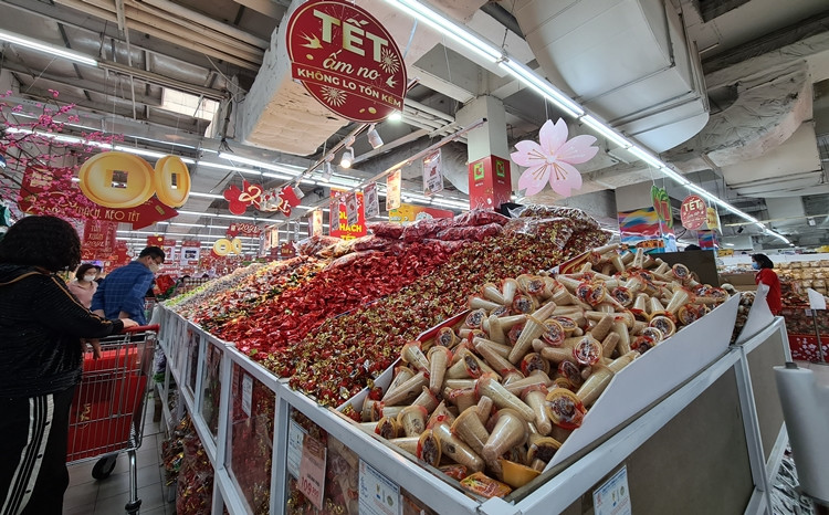 Nhằm đáp ứng nhu cầu mua sắm dịp Tết của khách hàng, siêu thị đã tung nhiều chương trình giảm giá, khuyến mãi để kích cầu tiêu dùng.