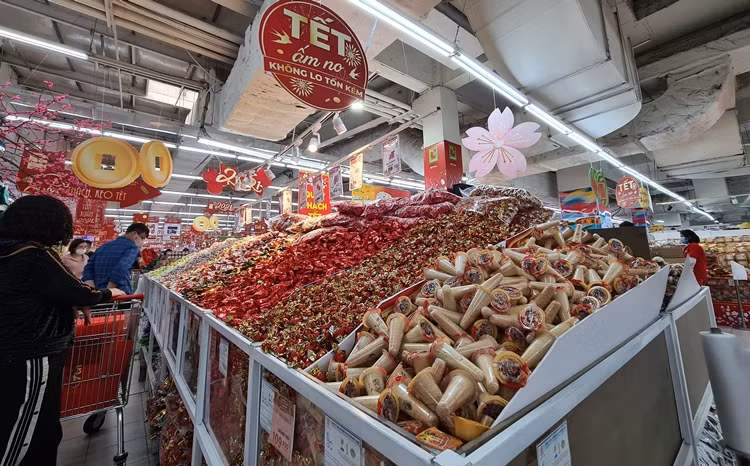 Nhằm đáp ứng nhu cầu mua sắm dịp Tết của khách hàng, siêu thị đã tung nhiều chương trình giảm giá, khuyến mãi để kích cầu tiêu dùng.