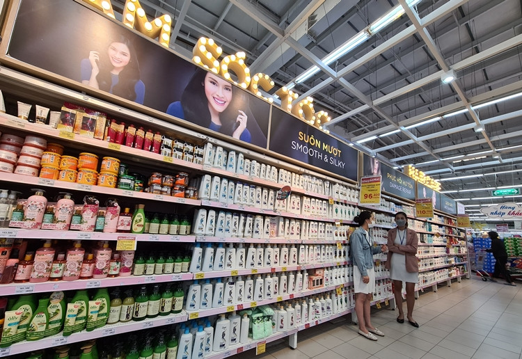 Gian hàng mỹ phẩm chung tình cảnh thưa vắng khách.