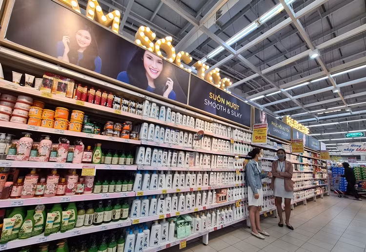 Gian hàng mỹ phẩm chung tình cảnh thưa vắng khách.