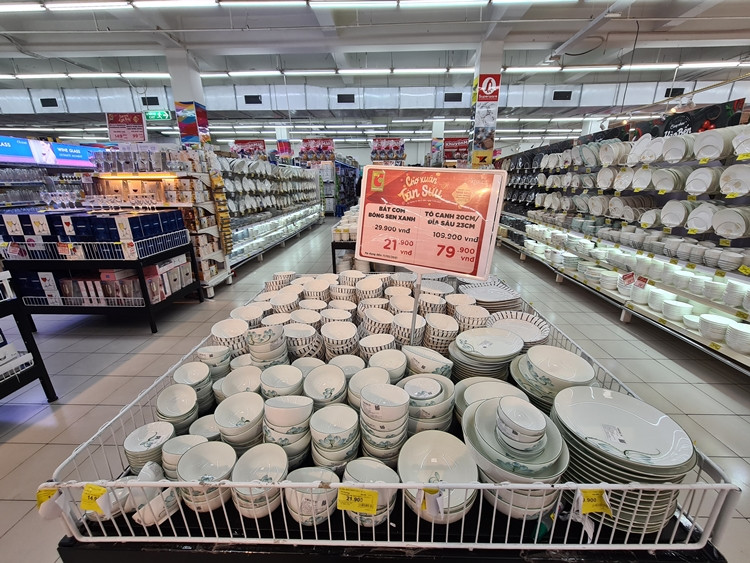 Các sản phẩm ở gian hàng đồ gia dụng cùng được siêu thị áp dụng nhiều chính sách giảm giá hấp dẫn.