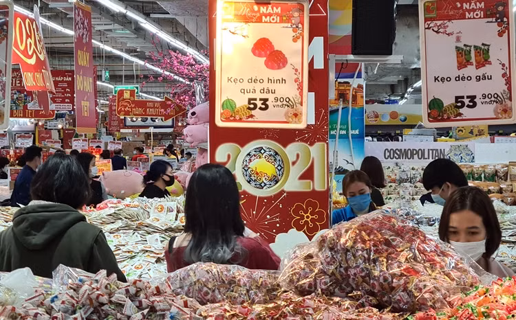 Gian hàng bánh kẹo với nhiều loại, giá cả bình dân đáp ứng nhu cầu của khách hàng.