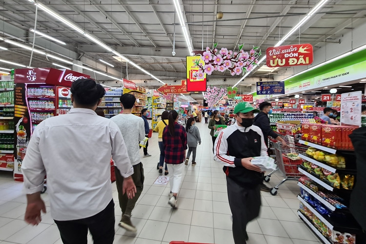 Các lối đi thông thoáng, khách hàng thoải mái di chuyển lựa chọn sản phẩm tại siêu thị.