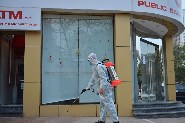 Phun khử khuẩn phía bên ngoài ngân hàng Public Bank để tránh dịch bệnh lây lan dịch bệnh COVID-19.