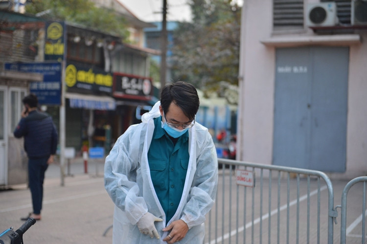 Trường hợp dương tính mới với COVID-19 là V.H.H. (nữ, 46 tuổi, địa chỉ ở P2104B chung cư 88 Láng Hạ, phường Láng Hạ, quận Đống Đa, Hà Nội). Bà H. là nhân viên ngân hàng Public Bank tại D8, Trần Huy Liệu, Giảng Võ, Ba Đình. Bệnh nhân có tiếp xúc với N.A.S. (BN1883) tại cổng trường THCS Giảng Võ vào trưa 27/1. Cả hai không đeo khẩu trang. (Ảnh: Lực lượng chức năng mặc quần áo chuẩn bị phun khử khuẩn ngân hàng Public Bank).