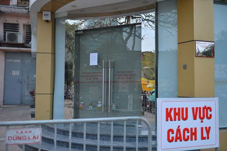 Sau khi phun khử khuẩn, các lực lượng chức năng đã phong tỏa, cách ly ngân hàng Public Bank tại D8, Trần Huy Liệu.