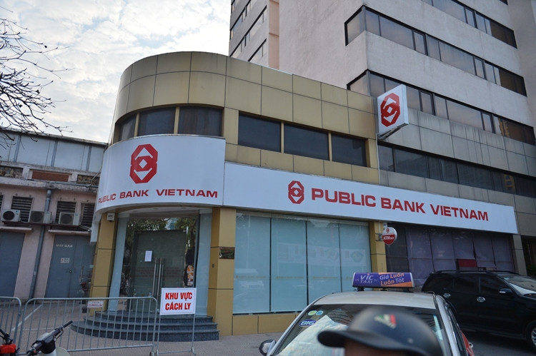 Nhân viên ngân hàng Public Bank là ca nhiễm thứ 22 được ghi nhận tại Hà Nội kể từ khi đợt dịch lần thứ 3 bùng phát trở lại. Hiện ngành chức năng đang tiếp tục truy vết các trường hợp tiếp xúc gần với bệnh nhân này.