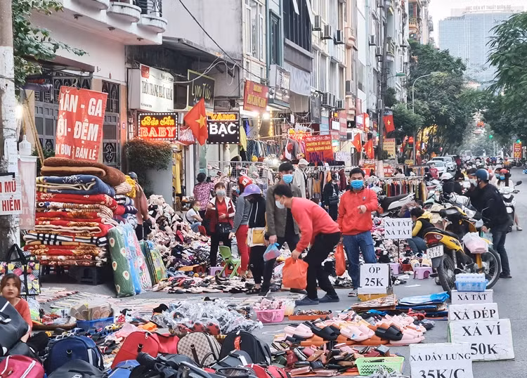 Thiên đường mua sắm giá rẻ cho sinh viên xả hàng Tết, đông nghịt người mua Thien duong mua sam gia re cho sinh vien xa hang Tet, dong nghit nguoi mua