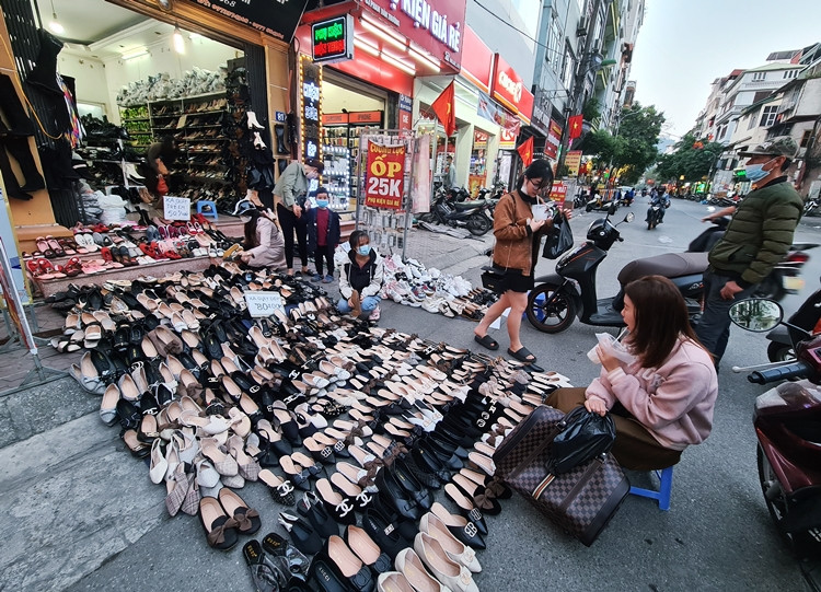 Giá các sản phẩm ở chợ Nhà Xanh khá phải chăng với những tín đồ hàng rẻ. Đến nay, các tiểu thương tiếp tục "đại hạ giá" để "về quê ăn Tết" nên càng thu hút thượng khách.