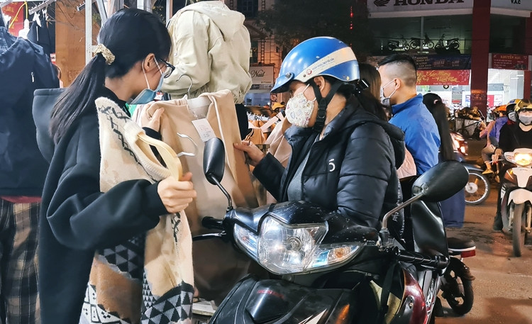 Tất cả quần áo ở đây đều đã giảm kịch giá nên khách khó mặc cả.