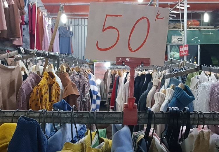 Theo một tiểu thương, giờ sát Tết nên nhiều người tìm cách xả hàng để thu hồi vốn trả bớt nợ và cũng để tránh hàng tồn lại. Dù ảnh hưởng của dịch bệnh COVID-19, nhưng sức mua thời điểm giáp Tết này vẫn tăng lên 2-3 ngày thường.