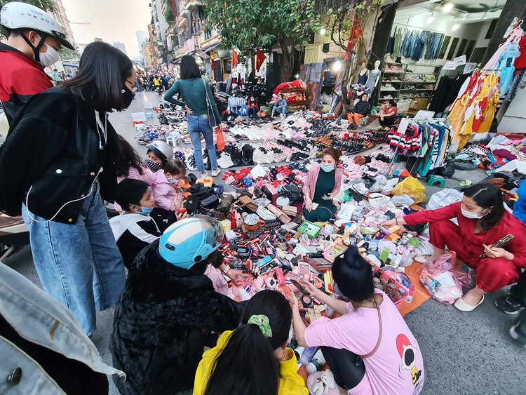 Tại một gian hàng mỹ phẩm rẻ giành cho phái nữ, được hạ giá cũng thu hút đông nghịt người mua.