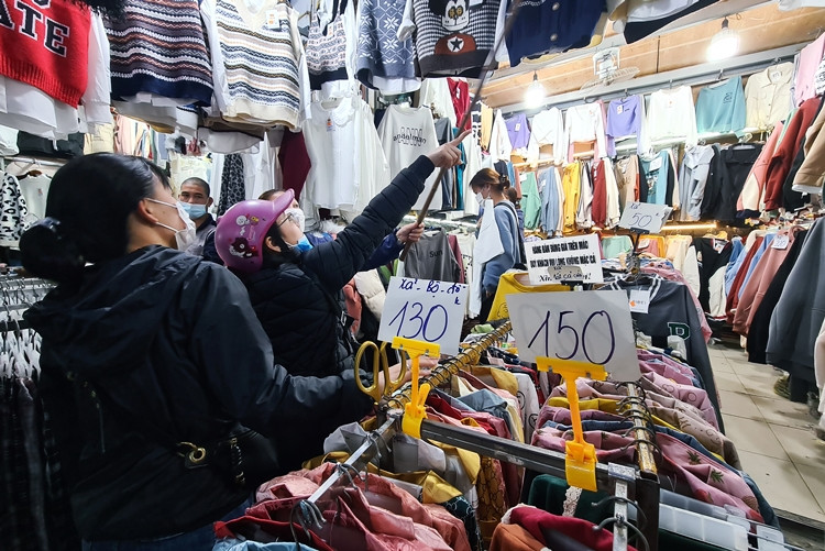 Khách hàng đua nhau chọn lựa sản phẩm ưng í.