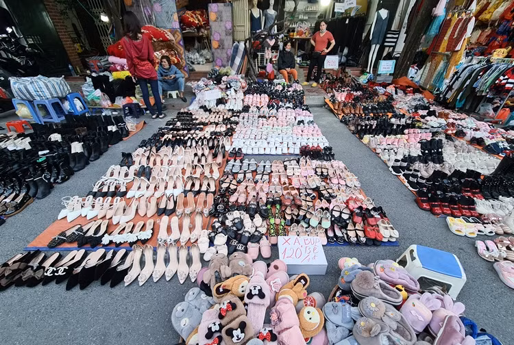 Đối với các sản phẩm giày dép thời trang nữ hiện có giá 60-160 nghìn đồng/đôi; dây lưng từ 35-50 nghìn đồng/chiếc; túi xách thời trang từ 60-120 nghìn đồng/chiếc.