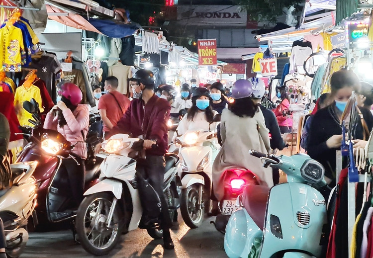 Con đường chính dẫn vào khu chợ Nhà Xanh thường xuyên bị kẹt cứng.