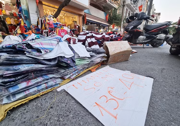 Nhiều sản phẩm áo sơ mi cũng được giảm giá.