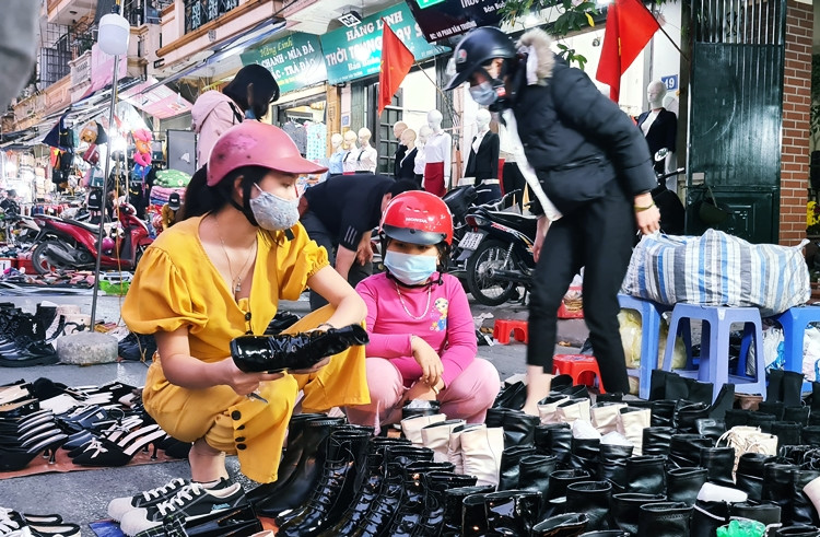 Khách hàng lựa chọn kỹ lưỡng sản phẩm trước khi xuống tiền.