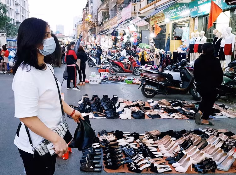 Giày dép giá rẻ giáp Tết ở chợ Nhà Xanh khá hút các khách hàng nữ.