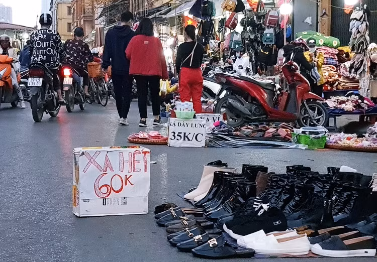 Những thông báo xả hàng được đặt khắp nơi tại chợ Nhà Xanh để thu hút khách hàng.