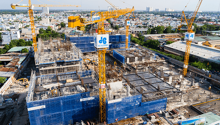 Xay dung Hoa Binh trung thau loat du an moi... chat vat nam COVID-19