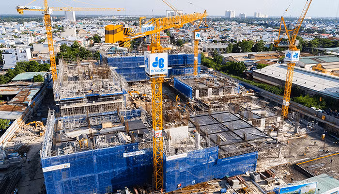 Xay dung Hoa Binh trung thau loat du an moi... chat vat nam COVID-19