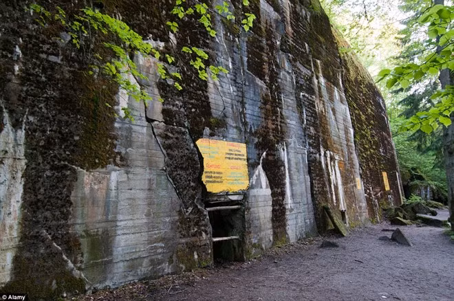 Boongke kỳ lạ này đã mở cửa đón khách từ cuối Thế chiến II, nổi tiếng là nơi Thượng tá Claus von Stauffenberg đã cố giết Hitler bằng cách gài bom dưới bàn của ông ta.