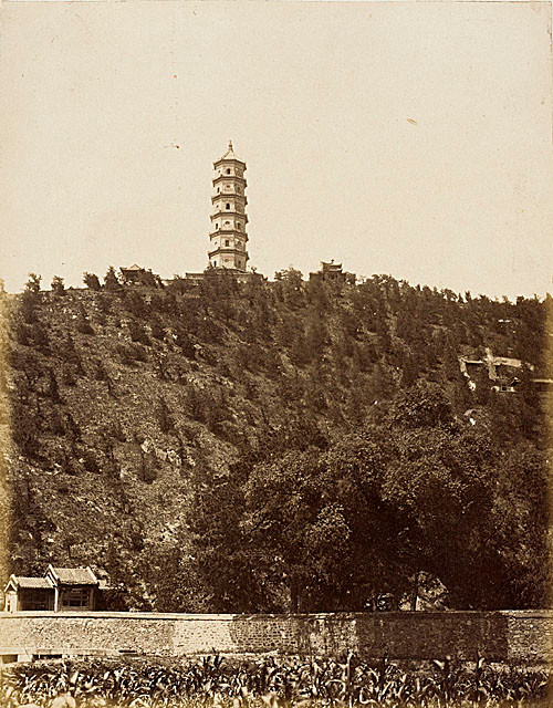 Núi Ngọc Tuyền nằm ở phía Tây Di Hòa Viên Bắc Kinh.