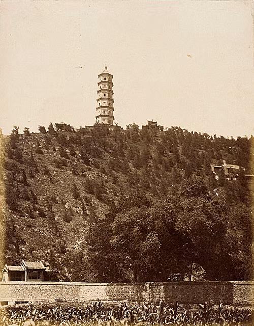 Núi Ngọc Tuyền nằm ở phía Tây Di Hòa Viên Bắc Kinh.