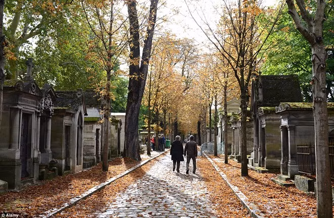  Nghĩa trang Père Lachaise, Paris, Pháp: Nghĩa trang có vẻ không phải làm một điểm tham quan phổ biến, nhưng Père Lachaise đã đón khá nhiều khách với hơn 70.000 ngôi mộ được trang trí lộng lẫy, trong đó có khu vực chôn cất giới thượng lưu và người nổi tiếng.
