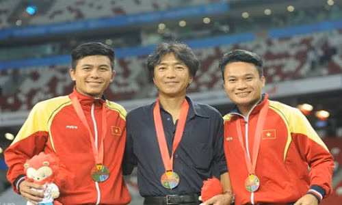 Thay tro Miura nhan 100 trieu tien thuong SEA Games muon man