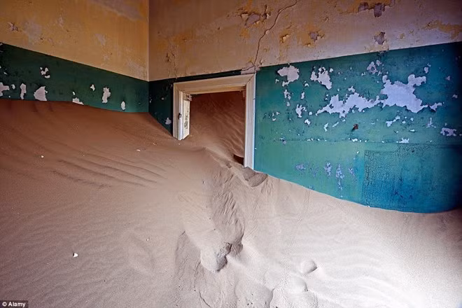 Kolmanskop, Namibia: Nơi đây từng là nhà của hàng trăm thợ đào kim cương người Đức đến tìm kiếm vận may ở sa mạc của Namibia. Gần 100 năm sau thời kỳ hoàng kim, giờ đây thị trấn này đã trở nên hoang vu.