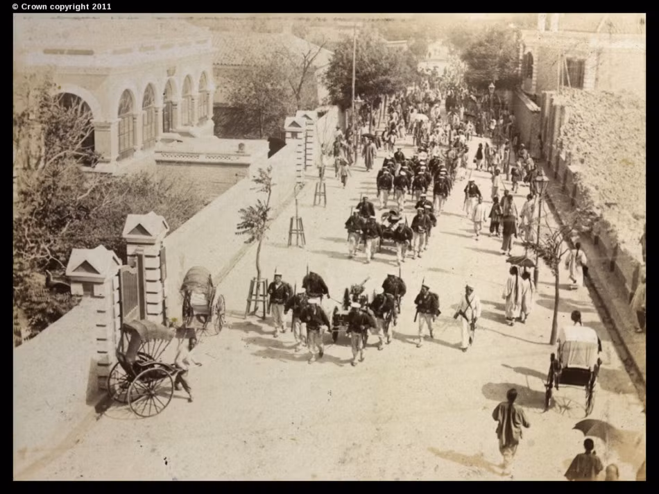 Pháo binh của liên quân tám nước trên đường phố Thiên Tân.