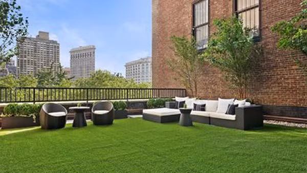 Căn nhà có thiết kế bao gồm 4 phòng ngủ, 4 ban công sân thương và 6 phòng tắm. Toàn bộ không gian được trang bị hệ thống thông minh cho phép người trong nhà điều khiển đèn, âm nhạc, hệ thống sưởi ấm bằng smartphone hoặc iPad.