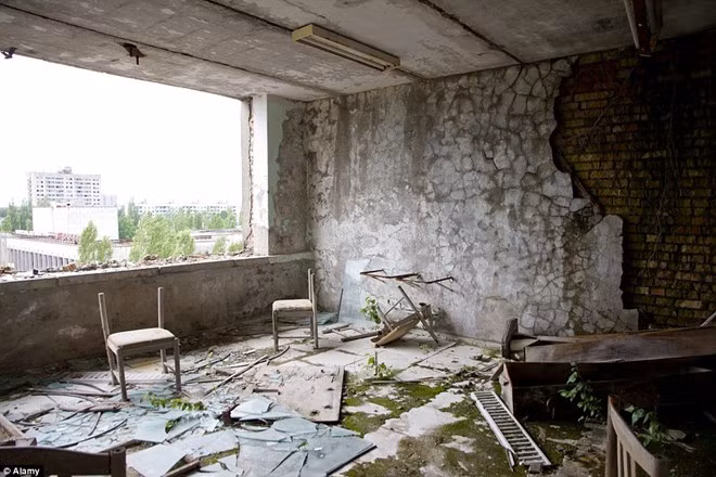 Khi tới Chernobyl, du khách không được chạm vào bất cứ thứ gì, chỉ được ăn những đồ mang từ bên ngoài vào, thậm chí không được ngồi bệt xuống đất.