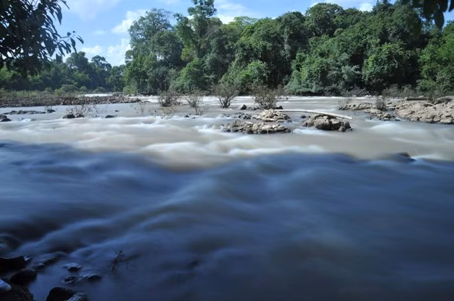 Ghềnh Bến Cự hùng vĩ.