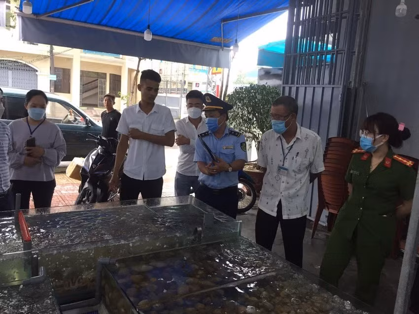 Trước đó, đoàn công tác liên ngành đã kiểm tra quán ăn theo phản ánh của du khách.