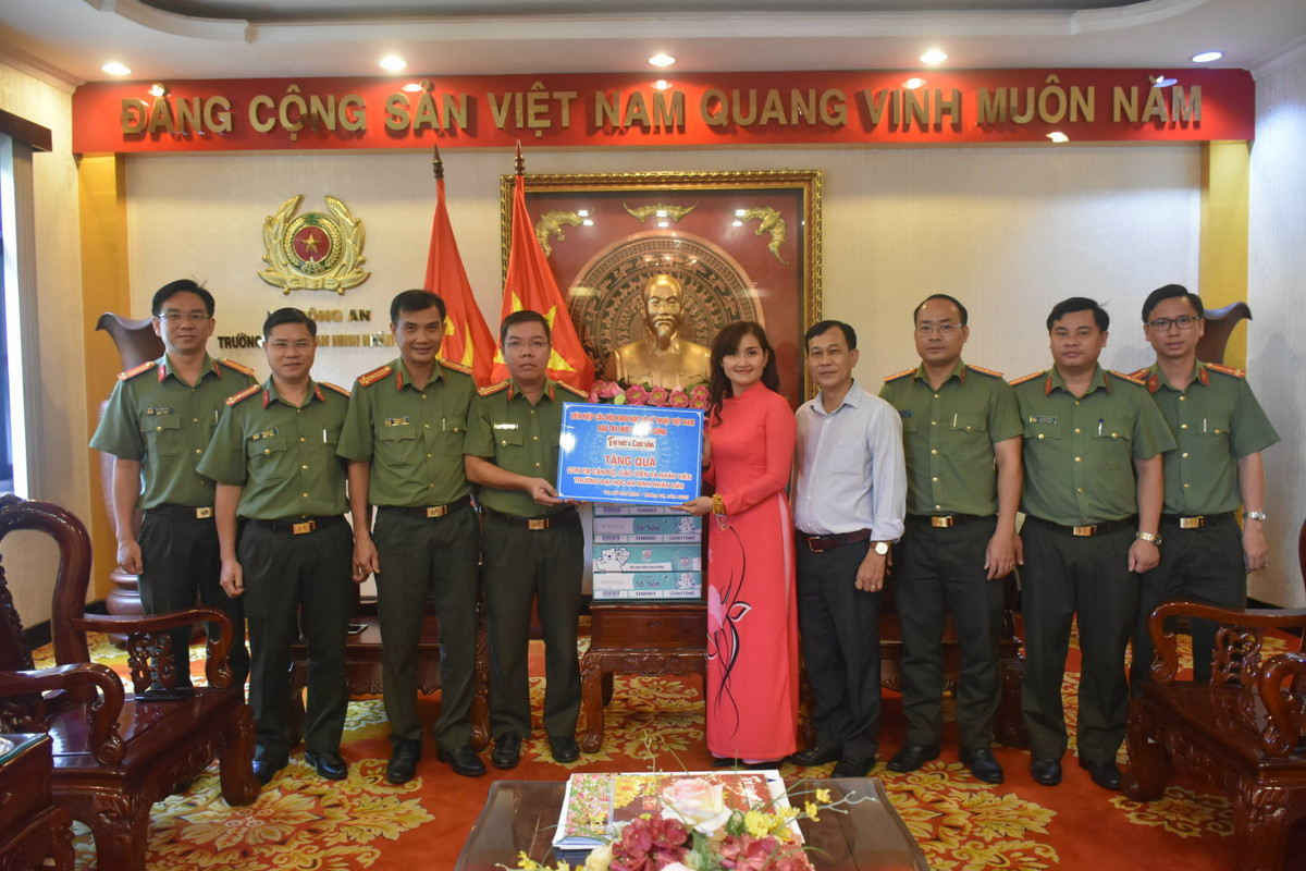 Truong Dai hoc An Ninh nhan dan, Bao Tri thuc va Cuoc song to chuc chuong trinh nghe thuat “Thang Nam nho Bac”-Hinh-3