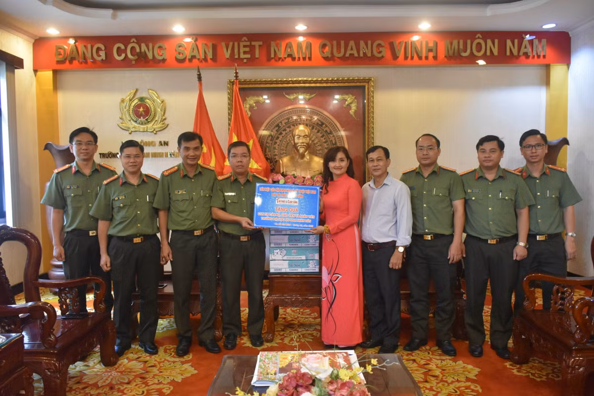 Truong Dai hoc An Ninh nhan dan, Bao Tri thuc va Cuoc song to chuc chuong trinh nghe thuat “Thang Nam nho Bac”-Hinh-3