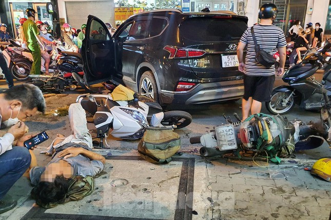 Vụ xe "điên" tông hàng loạt xe máy: Yêu cầu lái xe trình diện Vu xe