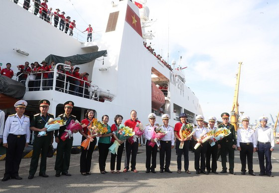 Đoàn đại biểu TP HCM thăm quần đảo Trường Sa và nhà giàn DK1 - Hình 3 Doan dai bieu TP HCM tham quan dao Truong Sa va nha gian DK1-Hinh-3