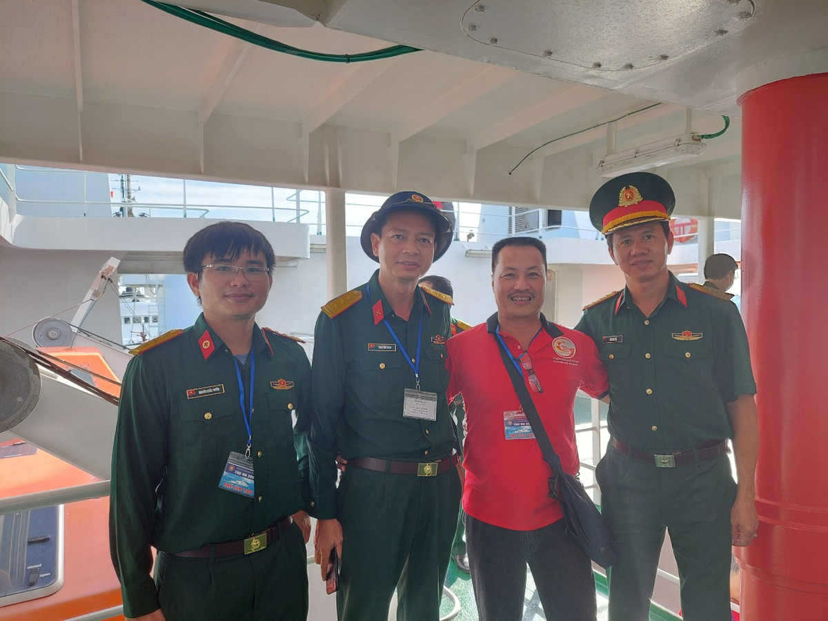 Đoàn đại biểu TP HCM thăm quần đảo Trường Sa và nhà giàn DK1 - Hình 4 Doan dai bieu TP HCM tham quan dao Truong Sa va nha gian DK1-Hinh-4